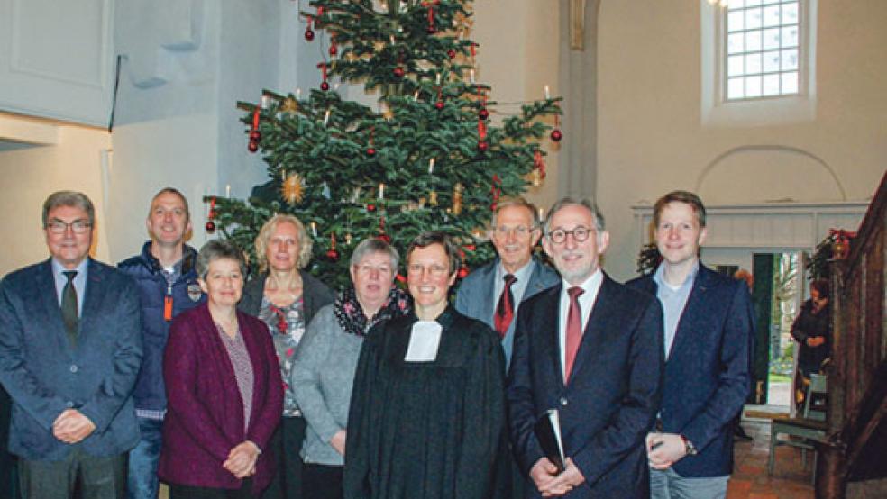 Neu in Stapelmoor: Pastorin coll. Barbara Wündisch-Konz (Bildmitte) mit dem Kirchenratsvorsitzenden Bernhard Groenewold (rechts neben ihr) und den Mitgliedern des Kirchenrates und der Gemeindevertretung.  © Foto: Kuper