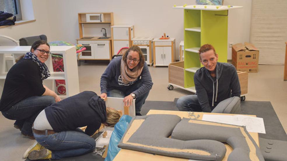 Gemeinsam schneller zum Ziel: Beim Umzug des Kindergartens »Sünntuitjes« packten fast alle Eltern tatkräftig mit an. © Foto: Himstedt