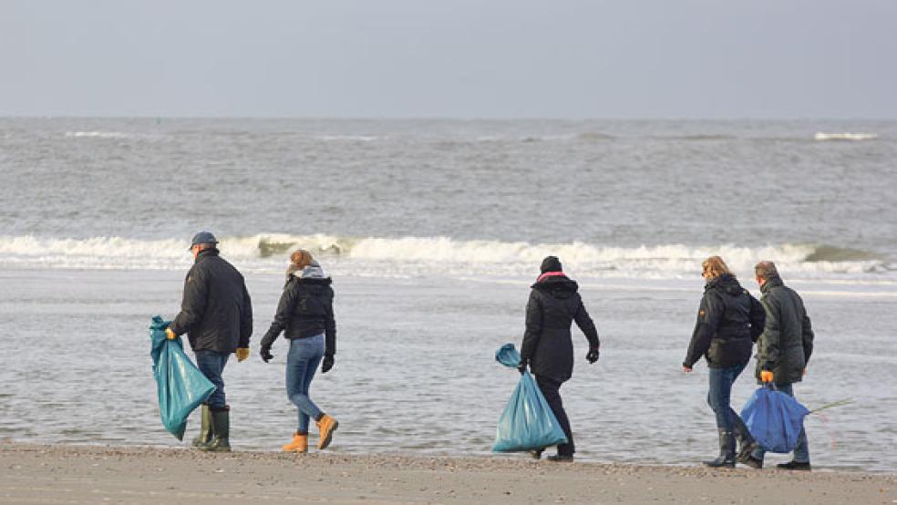 Helfer suchen am Strand von Borkum nach Treibgut. Davon landet immer mehr an, nachdem die »MSC Zoe«, einer der größten Frachter der Welt, mehr als 270 Container in der Nordsee verloren hat. © Foto: Havariekommando/dpa