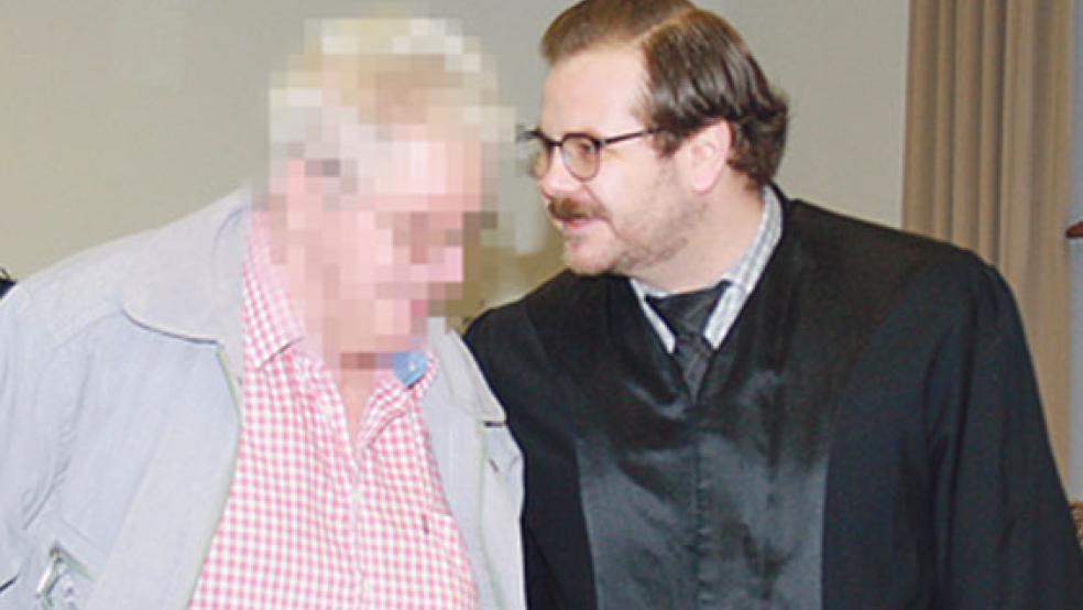 Ein 69-jähriger Auricher (verpixelt im Gespräch mit seinem Verteidiger) ist heute am Landgericht zu lebenslanger Haft verurteilt worden. © Foto: Ricken