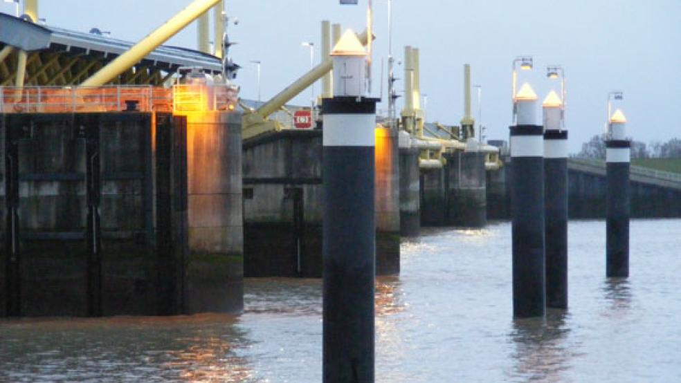 Ob das Emssperrwerk zwischen Gandersum und Nendorp wegen der prognostizierten Sturmflut geschlossen wird, soll am Dienstagvormittag entschieden werden. © Foto: Szyska