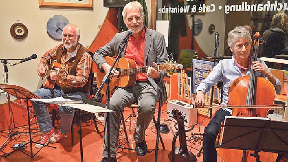 Das Ensemble »Dreeklang«: Der Jemgumer Liedermacher Jan Cornelius (Mitte) wird unterstützt von Christa Ehring am Cello und Klaus Hagemann an der Gitarre. © 