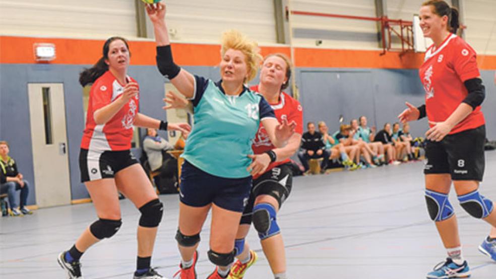 Nur selten wurden die HSG-Handballerinnen um Ilka Himstedt am Sonntag gefährlich. Da konnte Trainer Joachim Freese (kleines Bild) nur zusehen, wie sich seine Mannschaft knapp geschlagen geben musste. © Fotos: Bruins