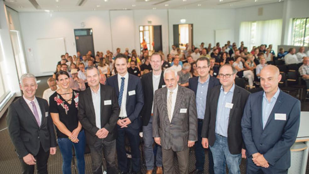 Landrat Matthias Groote (von links), Karina Schröder (HWK Aurich), Michael Tischner (IHK Emden), Immo Ruchel, Markus Siebert, Harald Krebs, Thomas Dreesmann (alle Landkreis Leer), Arnd Helfer (IHK Oldenburg) und Alex Simon (IHK Emden) informierten Unternehmen über die Online-Vergabe.  © Archivfoto: Landkreis Leer