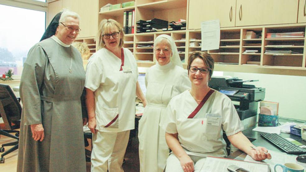 Stippvisite auf Station 43: (im Bild von links) Schwester Camillis, Teamleitung Gudrun Lammers-Budde von Station 43, Schwester Theofriede und Gesundheits- und Krankenpflegerin Valentina Nerenberg. © Foto: Borromäus-Hospital Leer