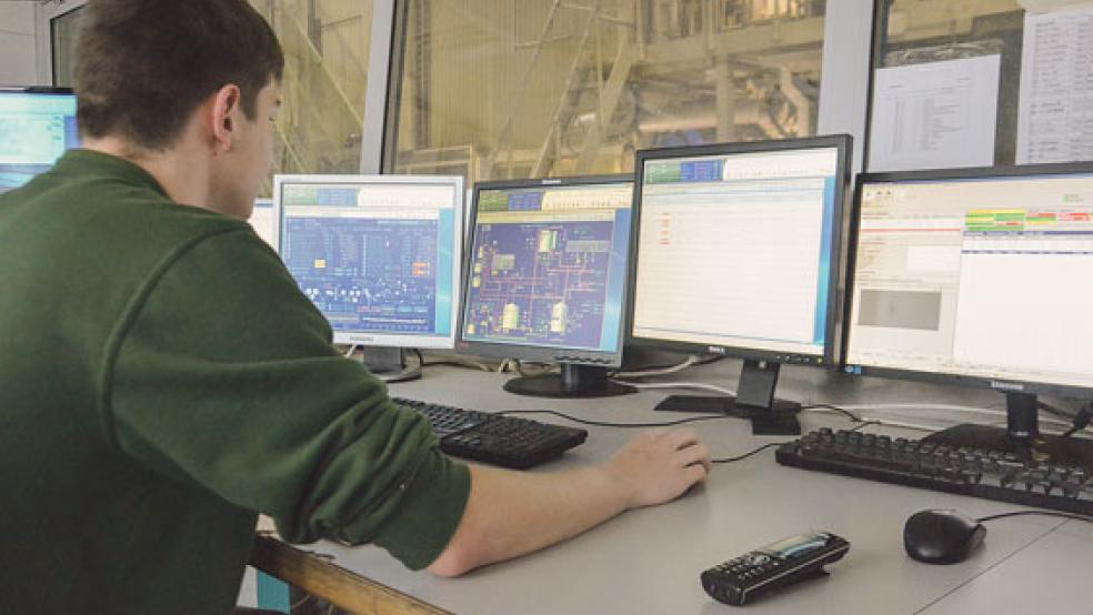 Die Papiertechnologen sind für die Überwachung der Prozesse der Papiermaschine zuständig. Mit dem System werden sie auch in der Schule vertraut gemacht.  © Fotos: Muising