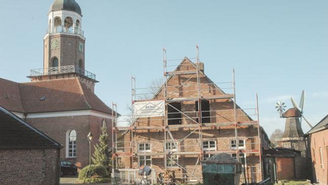 Schmuckstück neben Kirche und Mühle