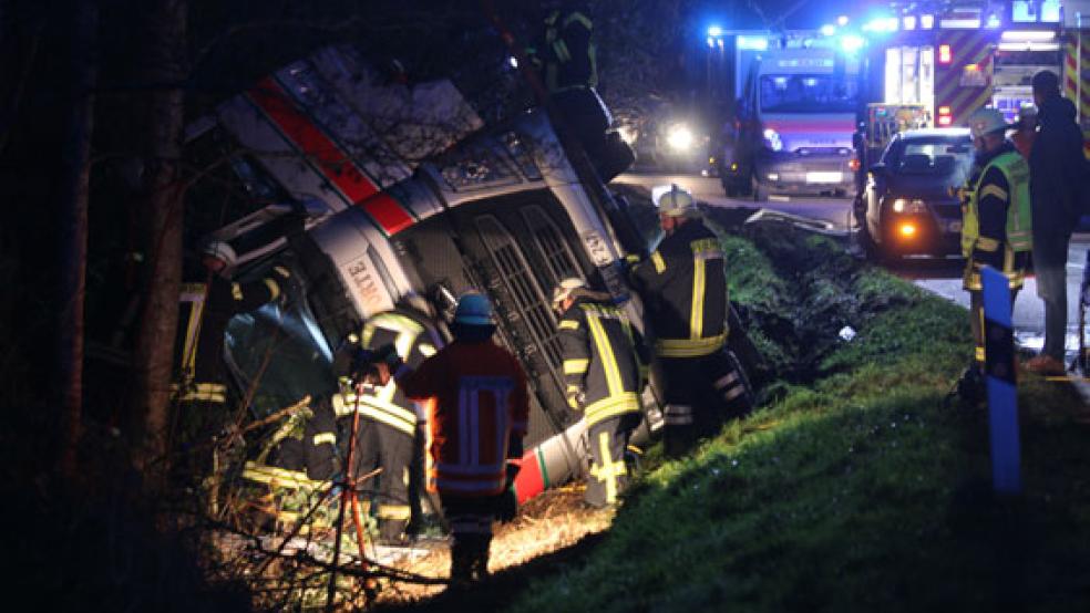 Bei einem Verkehrsunfall in Oldersum ist heute Morgen ein Lkw in einem Graben auf die Seite gekippt. Der Fahrer musste von Einsatzkräften der Feuerwehr aus dem Führerhaus befreit werden. © Foto: Loger