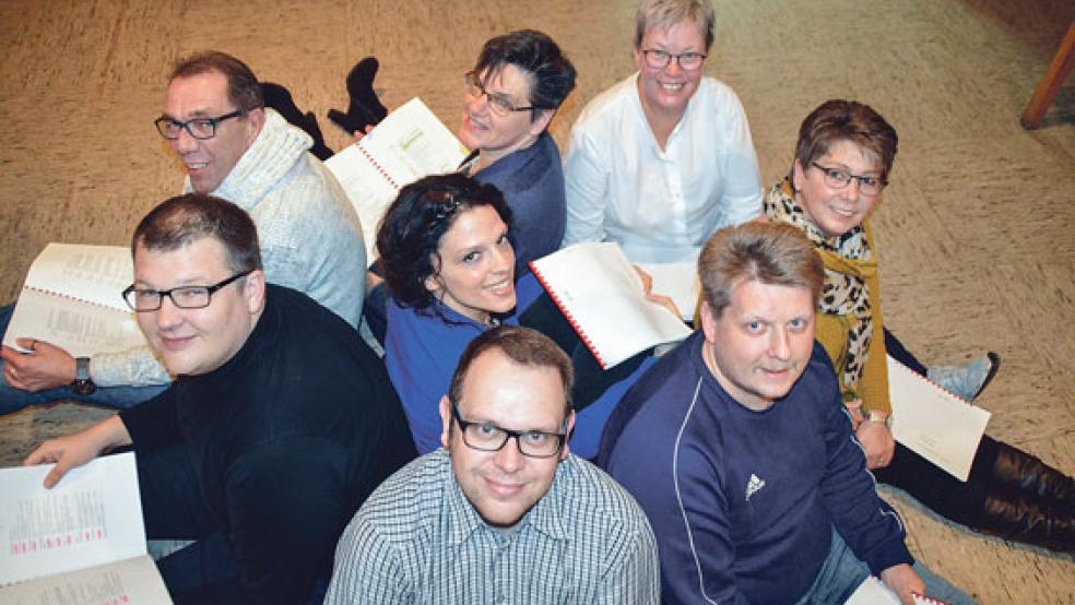 Immer nach dem Gallimarkt geht es mit den Proben los - und dann wird nur noch Platt gesprochen. Manche Mitglieder des Feuerwehrtheaters Weener haben übrigens erst durch die Schauspielerei richtig Plattdeutsch gelernt. Aber mittlerweile sind alle Profis und »proten« ab dem 25. Januar auf der Bühne feinstes Rheiderländer Platt. © Foto: Himstedt