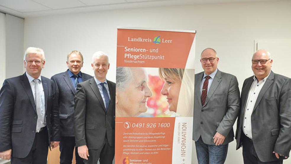 Stellten das neue Angebot rund um die Pflege gestern Mittag im Weeneraner Rathaus vor: (von links): Ludwig Sonnenberg (Bürgermeister aus Weener), Gerald Sap (Bürgermeister aus Bunde), Matthias Groote (Landrat), Hans-Peter Heikens (Bürgermeister in Jemgum) und Frank Schüür (Senioren- und Pflegestützpunkt des Landkreises Leer).  © Foto: Boelmann