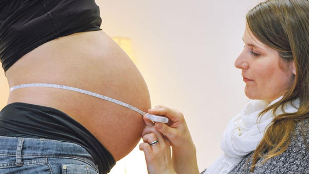 Sie sind richtige Alleskönner: Hebammen führen die Schwangerenvorsorge durch, helfen bei Beschwerden, geben Geburtsvorbereitungskurse, betreuen während der Geburt in der Klinik, bei einer Hausgeburt oder einer Beleggeburt. Sie sind heiß begehrt - auch im Rheiderland.  © Foto: Hiekel (dpa)