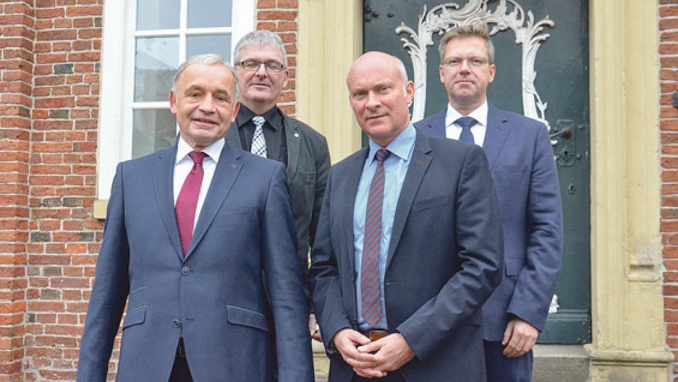»Es ist eines der schönsten Amtsgerichte in Niedersachsen«, fand Staatssekretär Dr. Stefan von der Beck (vorne rechts) lobende Worte nach einem Gang durch das Leeraner Gericht. Direktor Norbert Bruns (von links), Geschäftsführer Andreas Barsch und der stellvertretende Direktor Heiko Brahms empfingen ihn zum Gespräch. © Foto: Muising