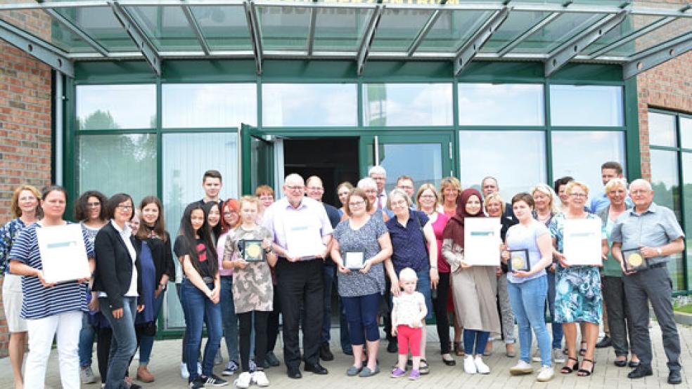 Vertreter der Johann Bünting-Stiftung und Förderpreisträger 2018: »Junge helfende Hände« (Preisträger Kategorie »Jung für Alt«), Walter Borrmann (Preisträger Kategorie »Alt für Jung«), Lindenschule Buer (Preisträger Schulprojekt) sowie Monika und Heinz Schmacker (Preisträger Sonderpreis) © Foto: Bünting