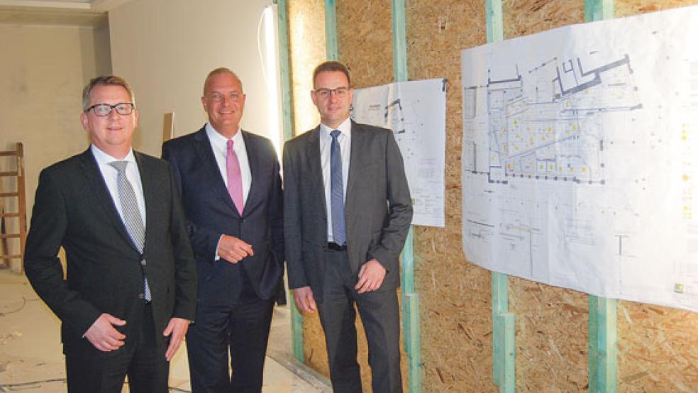 Auf der Baustelle: Der Vorstand, bestehend aus Holger Franz (Mitte), Georg Alder und Joachim Fecht (links), zeigte gestern auch das derzeitige Bild, dass die Kassenhalle der Hauptstelle bietet. Bis zum März, wenn die Genossenschftsbank ihr 150-jähriges Jubiläum feiert, soll die Neugestaltung der Hauptstelle abgeschlossen sein. © Foto: Hoegen