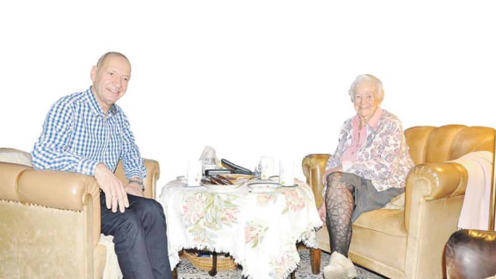 Treffen sich immer in Bingum: Seniorenbegleiter Johannes Hoffmann und Ruth Lindstedt-Bierwirth. »Wir hatten von Anfang an einen guten Draht zueinander«, sind sich die beiden Gesprächspartner einig.  © Fotos: Boelmann