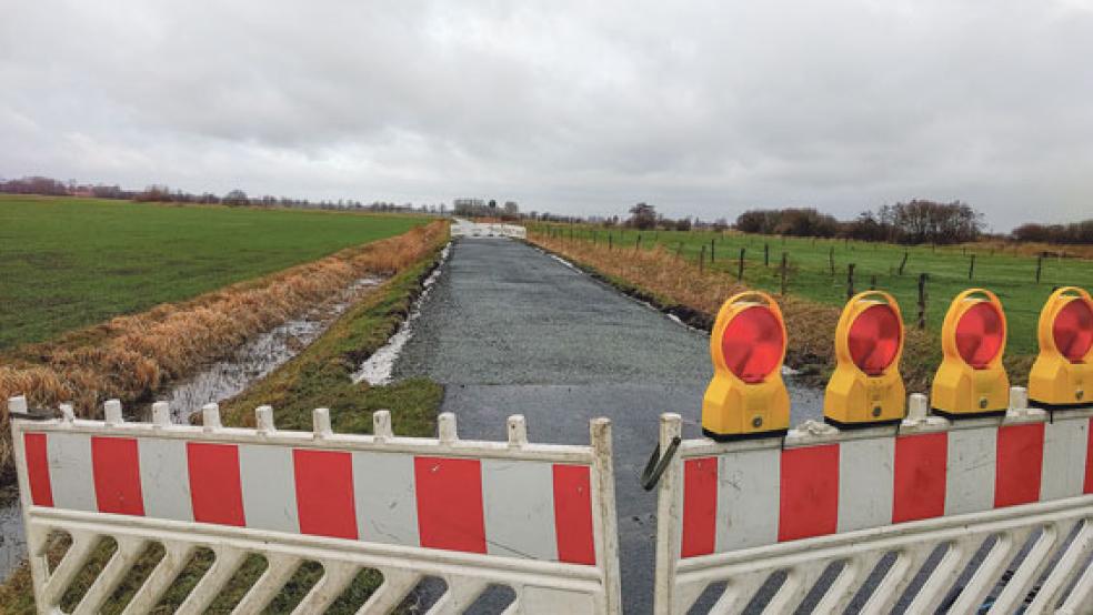 Die Versackungen auf dem Swart Weg in Wymeer sind erheblich. Die Ursache steht noch nicht fest. Wie lange die Sperrung noch andauert, steht noch nicht fest.  © Foto: Großpietsch