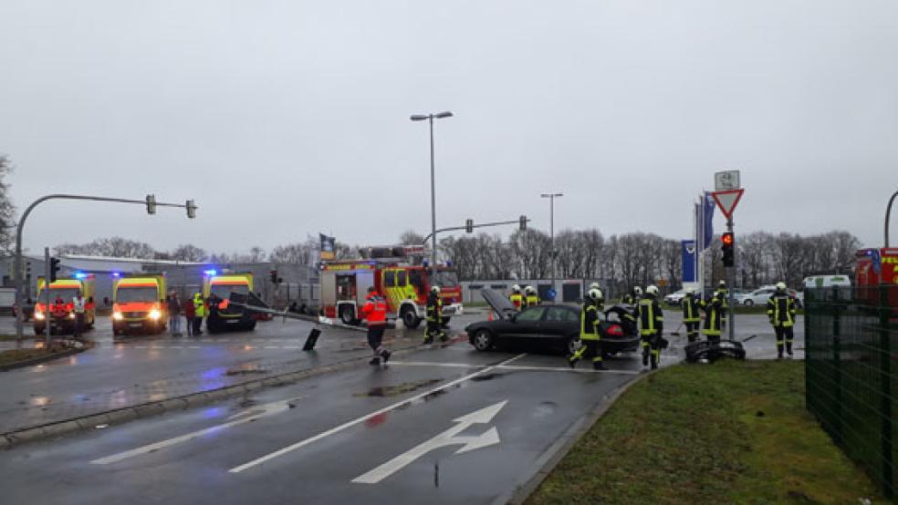 Nach dem Unfall auf der B 72 in Schirum fanden die Einsatzkräfte ein Trümmerfeld vor. © Foto: Manuel Goldenstein