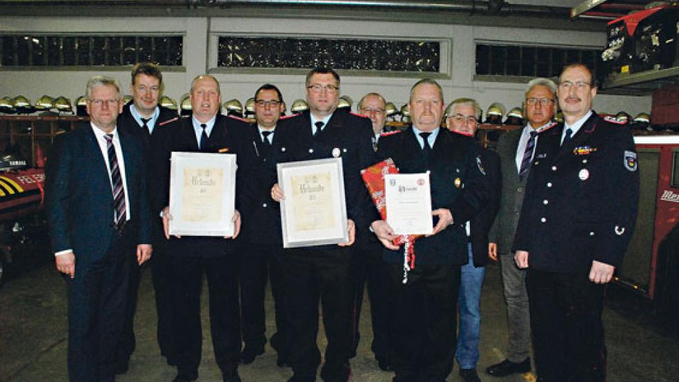 Zwei Urkunden als Ehrung und eine zur Verabschiedung erhielten (von links) Ewald Freese (40 Jahre) und Ewald Spengel (25 Jahre) sowie Peter Glowczewski (Ehrenabteilung), auf dem Foto mit (von links) Bürgermeister Ludwig Sonnenberg, Ernst Berends (Kreisfeuerwehr), Stadtbrandmeister Jörg Fisser, sein Stellvertreter Gerhard Kuper, Hinderk Leemhuis (Stadt Weener), Ortsvorsteher Friederich Sap und Ortsbrandmeister Hans-Joachim Kotulla. © Fotos: Kuper