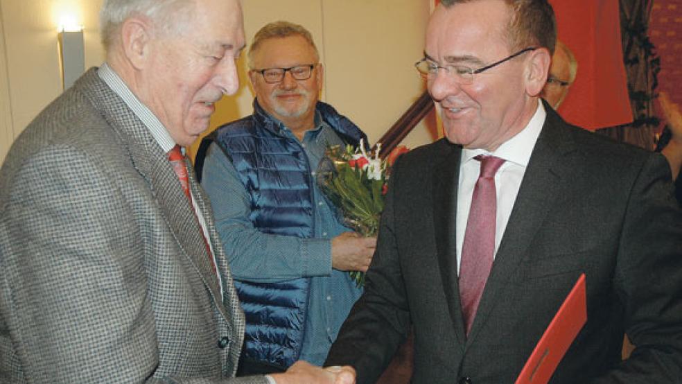 Urgestein: Seit 50 Jahren gehört Sander Sanders (links) der SPD an. Die Ehrenurkunde der Partei überreichte ihm Innenminister Boris Pistorius, der zuvor auch andere treue Mitglieder wie Gerhold Otten (Mitte, 40 Jahre) geehrt hatte. © Foto: Szyska