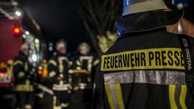 Auto gerät auf A 31-Abfahrt in Brand