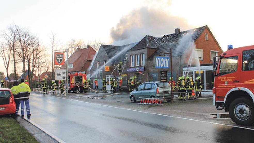 Großeinsatz in Rechtsupweg: Ein Dachstuhl stand heute Vormittag in Flammen. © Foto: Goldenstein (Feuerwehr) 