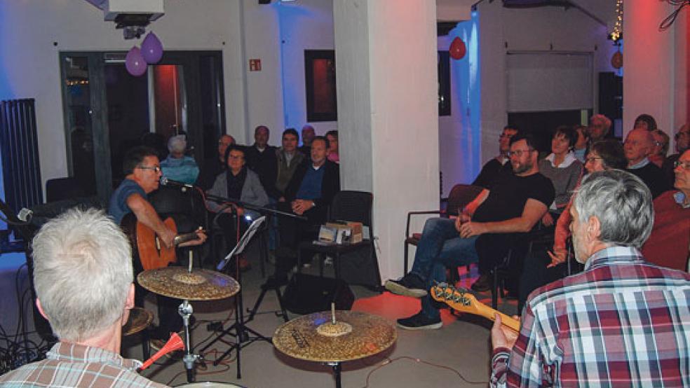 Iko Andrae (hinten links) wurde bei seinem Auftritt im »Hafen55« in Weener begleitet von Olaf Liebert am Bass und von Andreas Bahlmann (vorne links) am Schlagzeug.  © Foto: Hoegen