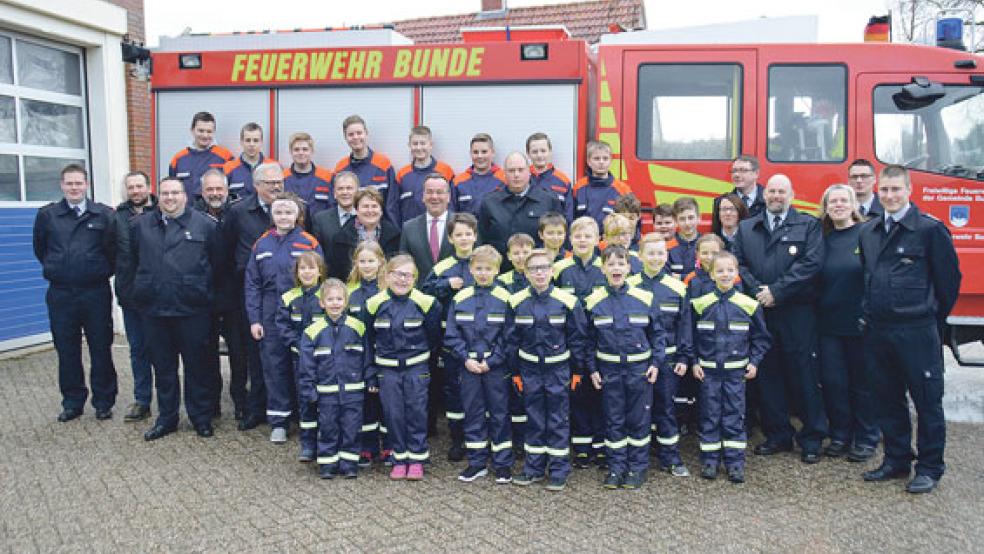 Stolz ließen sich die kleinen und großen Feuerwehrleute mit dem Ehrengast fotografieren. Und Innenminister Boris Pistorius (Mitte) fühlte sich wohl inmitten der vielen Kinder und Jugendlichen: »Schade, dass ich schon 58 und nicht mehr acht bin. Sonst könnte ich bei Euch mitmachen.«  © Foto: Himstedt