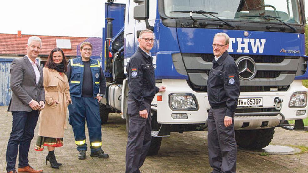 Sehen Handlungsbedarf: Matthias Groote (Leeraner Landrat), Gitta Connemann (CDU-Bundestagsabgeordnete), Stefan Sand­stede (Ortsbeauftragter THW Leer), Joachim Brink und Wilhelm Kohnen (beide THW-Ortsverband Leer). © Foto: CDU