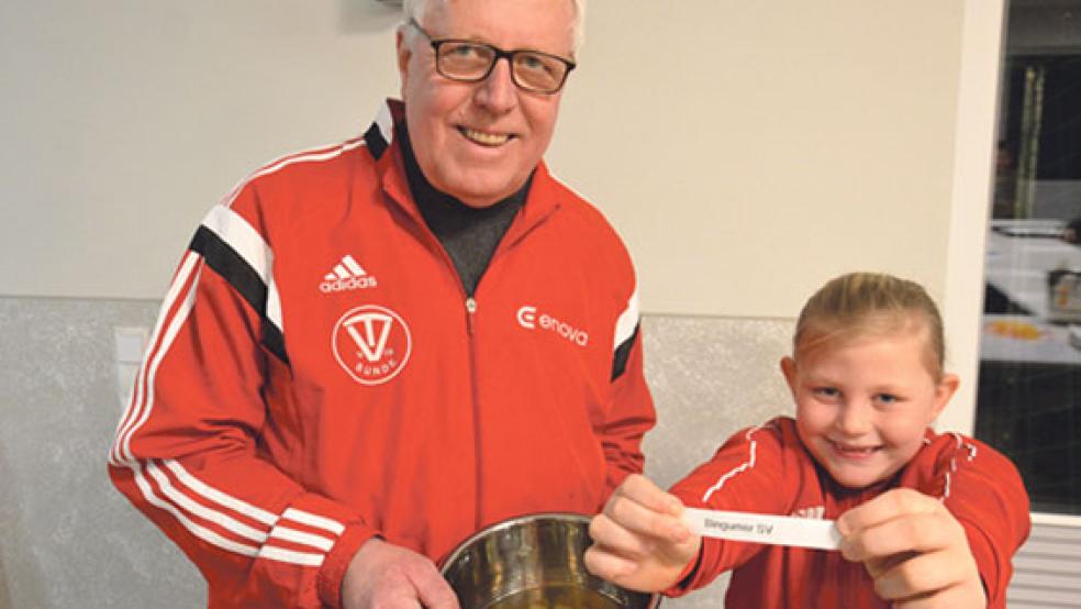 Die siebenjährige Lina aus Bunde zog die Mannschaften für den Rheiderland-Pokal am 2. und 3. Februar. Im Anschluss gab es von Gerold van Hoorn noch Süßigkeiten und ein Handtuch als Dankeschön. © Foto: Muising