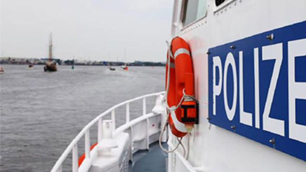 Starke Windböen haben offenbar am Montag ein Seeschiff gegen Dalben im Emder Binnenhafen gedrückt. © Foto: Wasserschutzpolizei