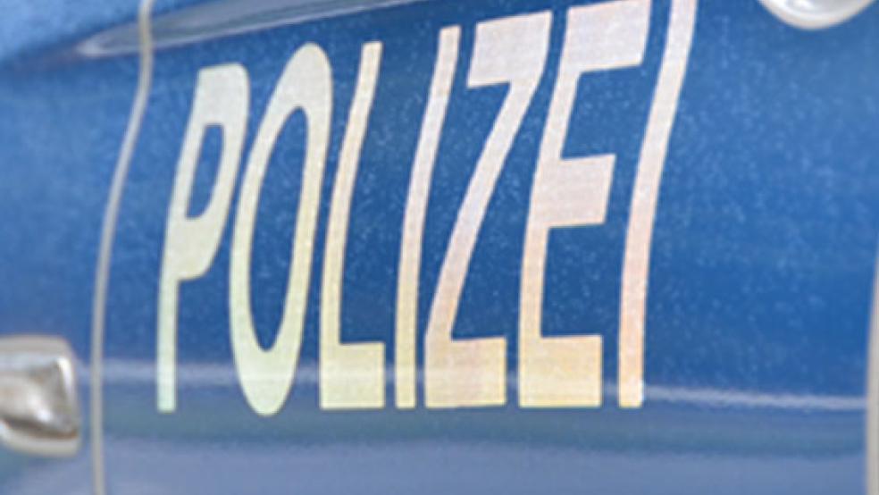 Ein Linienbus hat eine geschlossene Halbschranke eines Bahnübergangs in Filsum gerammt. © Foto: privat