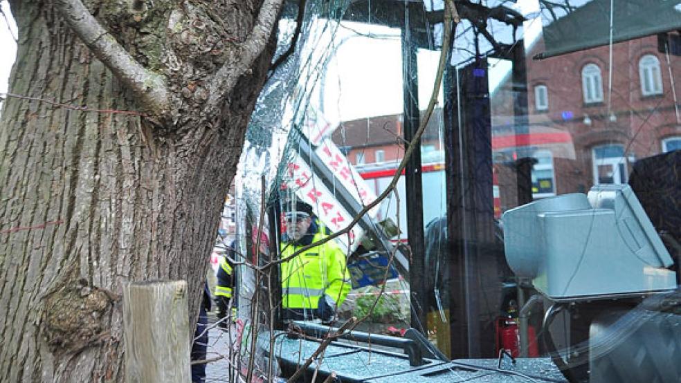Der Linienbus kam an einem Baum zum Stehen. Der Fahrer verletzte sich, die fünf Fahrgäste blieben unverletzt. © Foto: Wolters