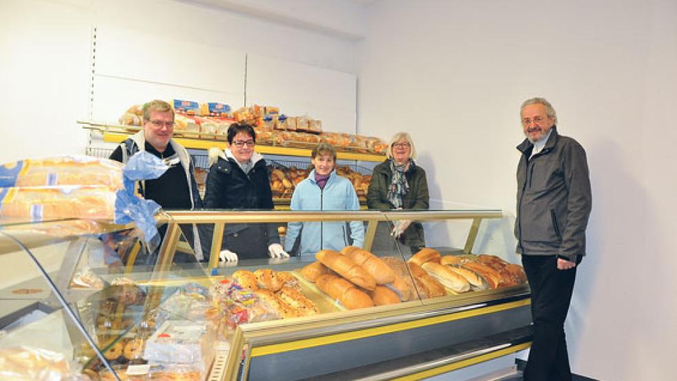 Packen beim »Brotkorb Rheiderland« fleißig mit an: Friedrich und Susanne Röskens, Helga Abbas sowie Hanna und Volker Kraft (von links). Der Verkaufsraum im Sozialen Kaufhaus wurde vergrößert.  © Foto: Boelmann