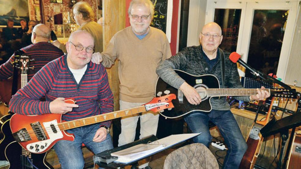 Diesmal als Trio: Werner Tschuschke und Bernd Schmaler (Gitarre) mit seinem Bruder Günter (Bass).  © Foto: Ammermann