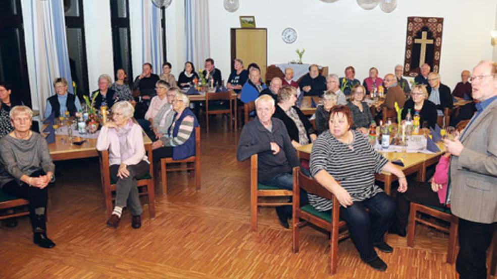 Pastor Armin Siegmund eröffnete das Mitarbeitertreffen der Kirchengemeinde Bingum mit einem Rückblick. © Foto: Wolters