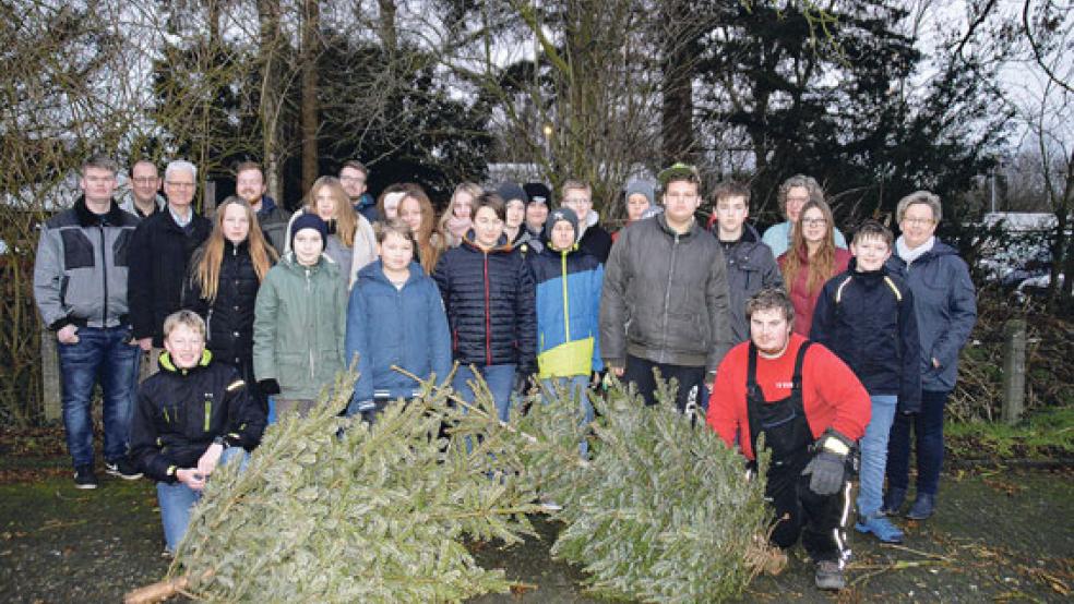 26 Konfirmanden und Konfirmierte sowie elf Fahrer und sieben Brötchenschmierer der evangelisch-reformierten Kirchengemeinde in Bunde opferten ihre Freizeit, um bei Regen und Sturmböen die Weihnachtsbäume in Bunde, Boen und Bunderhee für den guten Zweck einzusammeln. © Foto: Himstedt