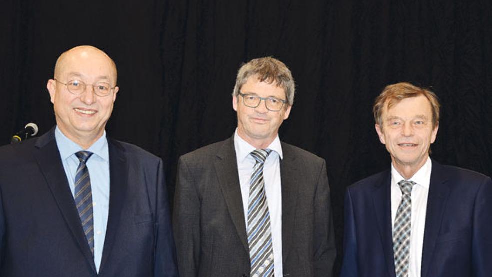 Der Präsident der Generaldirektion Wasserstraßen und Schifffahrt, Hans-Heinrich Witte (rechts), nahm die Amtseinführung des neuen WSA-Leiters Hermann Poppen (Mitte) vor. Zuvor hatte Günther Rohe (links) das Emder WSA kommissarisch geleitet. © Foto: Arendt (WSA Emden)