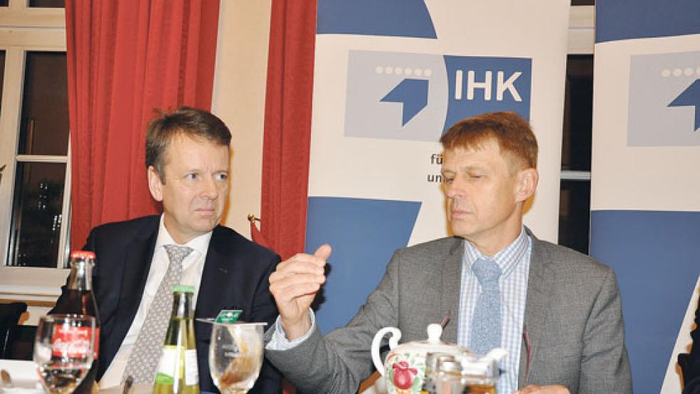 IHK-Präsident Dr. Bernhard Brons (rechts) blickte auf das Wirtschaftsjahr 2018 zurück. An dem Pressegespräch in Emden nahm auch Dr. Torsten Slink teil. © Foto: Boelmann