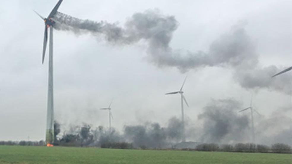 Eine Rauchfahne steigt aus dem brennenden Konverter aus. © Foto: D. Janßen/Kreisfeuerwehr