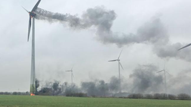 Windkraftanlage in Flammen