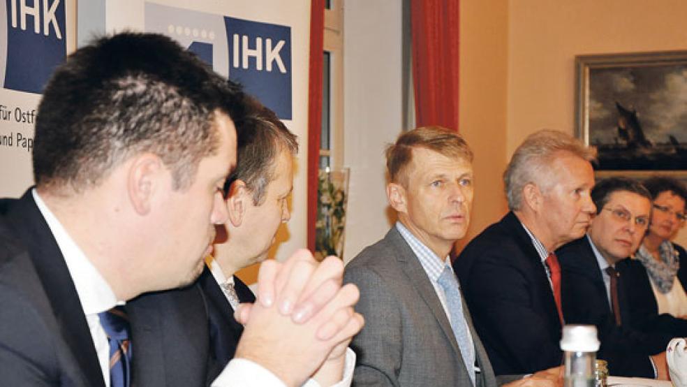 IHK-Präsident Dr. Bernhard Brons (dritter von links) blickte am Dienstagabend in Emden auf das Wirtschaftsjahr 2018 zurück. An dem Pressegespräch nahmen im Klub zum guten Endzweck auch (von links) Timo Weise, Dr. Torsten Slink und Dr. Jan Amelsbarg, Reinhard Hegewald und Elfriede Ritzenthaler von der IHK-Spitze teil.  © Foto: Boelmann