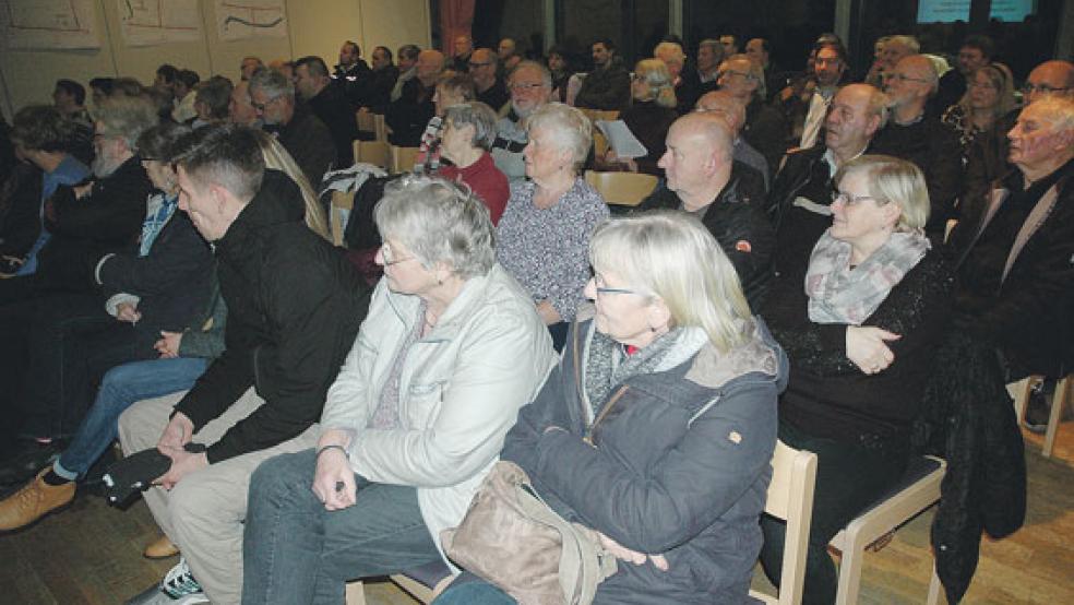Der Saal des Dorfgemeinschaftshauses (DGH) in Jemgum war am Dienstagabend rappelvoll. Rund 80 Anwohner aus dem historischen Ortskern waren der Einladung von Bürgermeister Hans-Peter Heikens gefolgt. © Fotos: Szyska