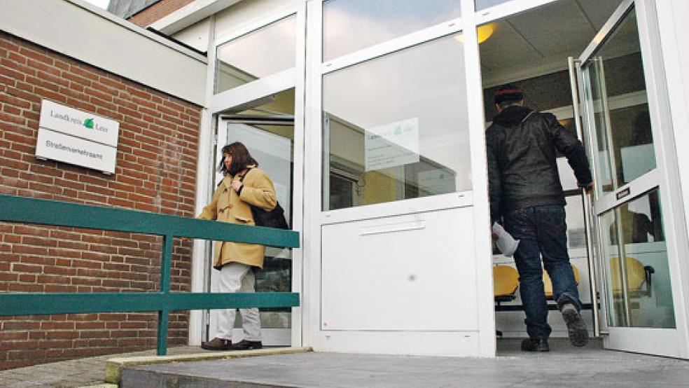 Im Straßenverkehrsamt des Landkreises Leer geben sich die Menschen die Klinke in die Hand. Im vergangenen Jahr stieg die Anzahl der angemeldeten Personenkraftwagen erneut - auf jetzt knapp 108.000. © Archivfoto: Szyska