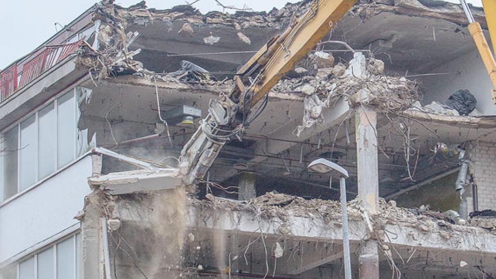 Der Abriss der ehemaligen »Kaufhalle« an der Neutorstraße in Emden schreitet planmäßig voran. © Foto: Schnorrenberg