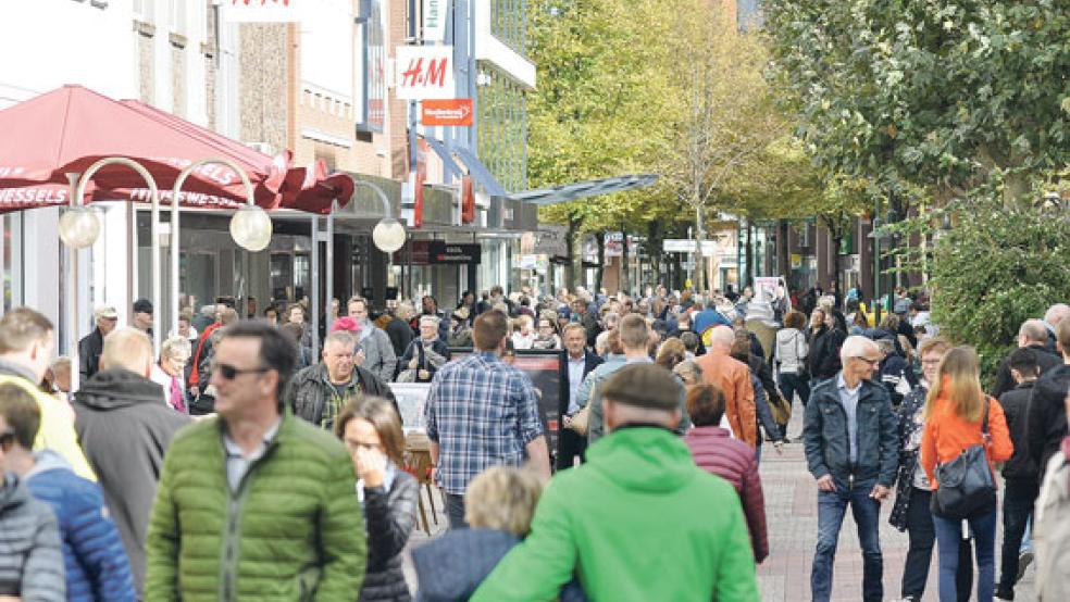 In der Leeraner Fußgängerzone ist an den verkaufsoffenen Sonntagen immer einiges los.  © Foto: Wolters