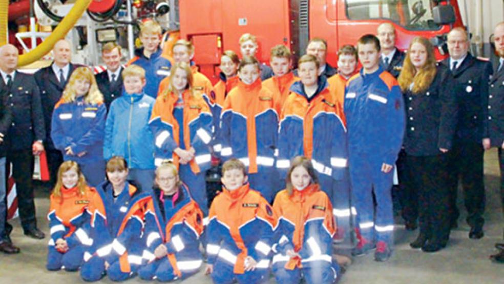 Volles Haus hieß es bei der Jahreshauptversammlung der Jugendfeuerwehr in Weener. Neben dem Feuerwehr-Nachwuchs nahmen auch Funktionsträger und Ehrengäste an dem Treffen teil.  © Foto: Rand (Feuerwehr)