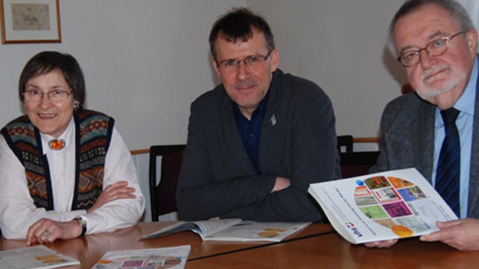 Seit Januar 2017 leitet Theresia Sommer die VHS-Außenstelle in Weener. Unser Foto zeigt sich mit VHS-Leiter Detlef Maaß und dem VHS-Vorsitzenden Jörg Furch. © Foto: Hoegen