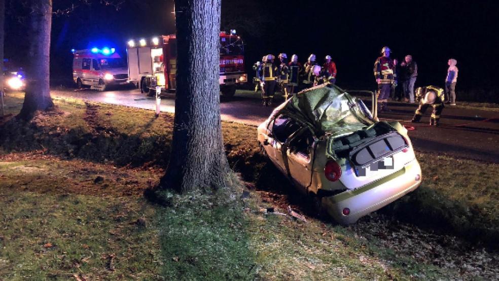 Bei einem Verkehrsunfall auf der Jübberder Straße in Uplengen zog sich ein 18-jähriger Autofahrer aus Apen schwere Verletzungen zu. © Foto: Feuerwehr