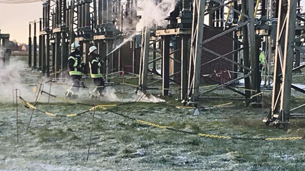In einem Umspannwerk in Nüttermoor ist heute Morgen ein Isolator in Brand geraten. © Foto: Kreisfeuerwehr