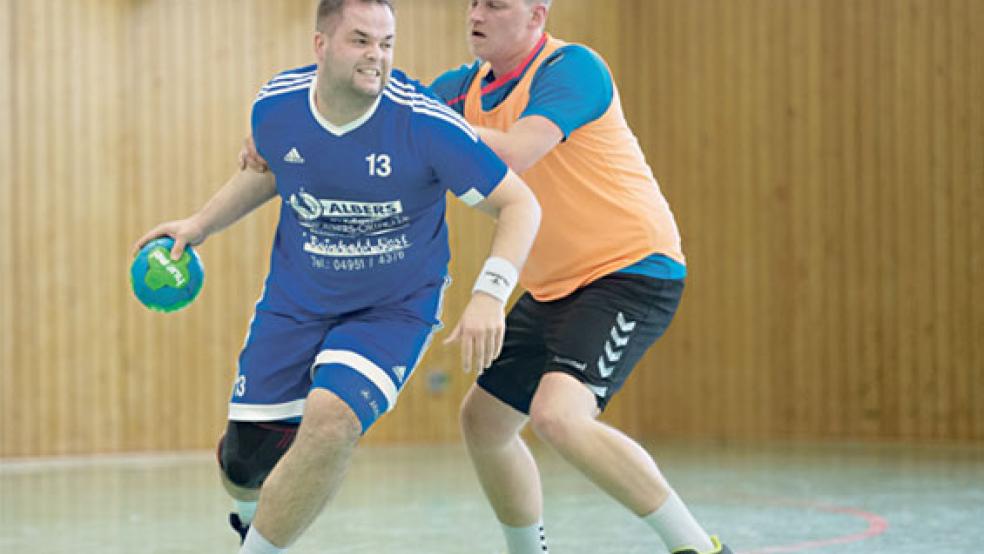 Gute Voraussetzungen für eine umkämpfte Partie: Die TuS-Handballer um Marcus Wilken (links) müssen im Duell gegen Moorsum nur auf Nico Havrilla verzichten. © Foto: Bruins